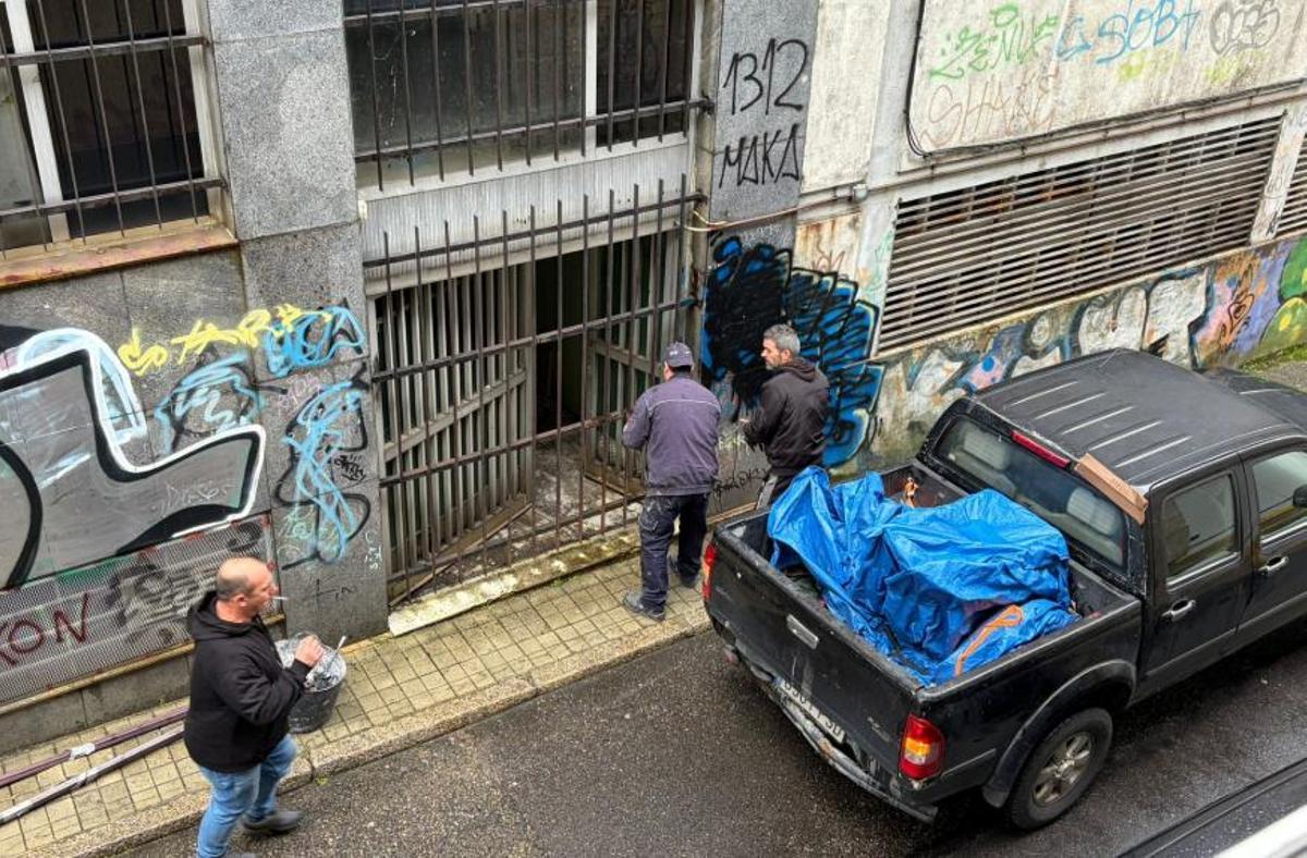 Operarios sueldan los barrotes de una de las entradas de la residencia.