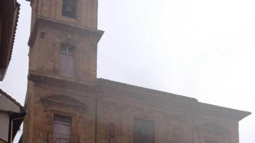 Los bomberos aseguran la fachada de San Isidoro tras la caída de algunos cascotes