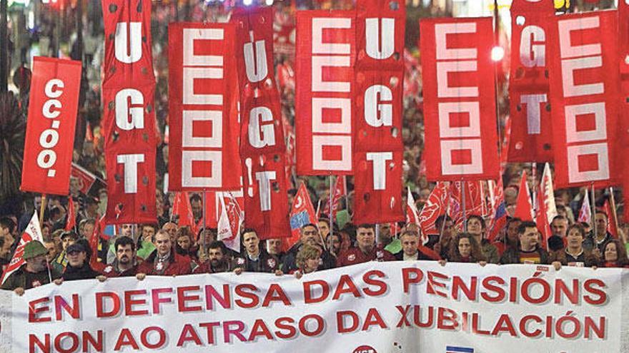 Imagen de la manifestación contra el &quot;pensionazo&quot;, celebrada ayer por la tarde en las calles del centro de Vigo.  // José Lores