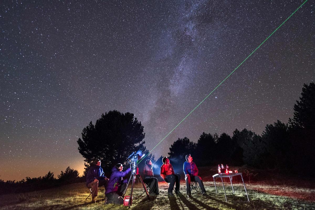 Aficionats a l'astronomia observen el cel al Pirineu