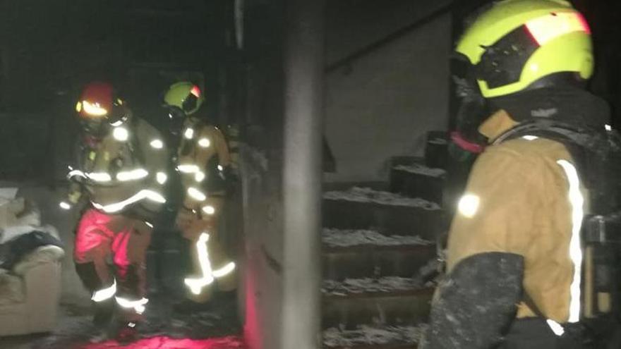 Los vecinos rescatan a una mujer atrapada en el incendio de su casa en Orihuela Costa