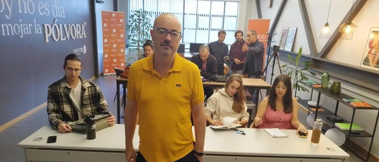 Martín Cuenca, antes de iniciar su clase en Mieres.