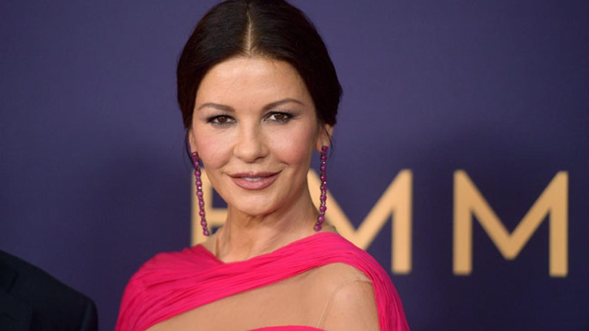 El 'beauty look' de Catherine Zeta Jones en los Emmy 2019 con vestido capa de Georges Hobeika