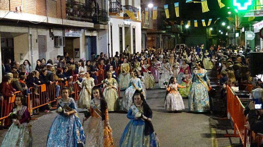 Falleras y presidentes entraron al Camarín de la Virgen de la Salud