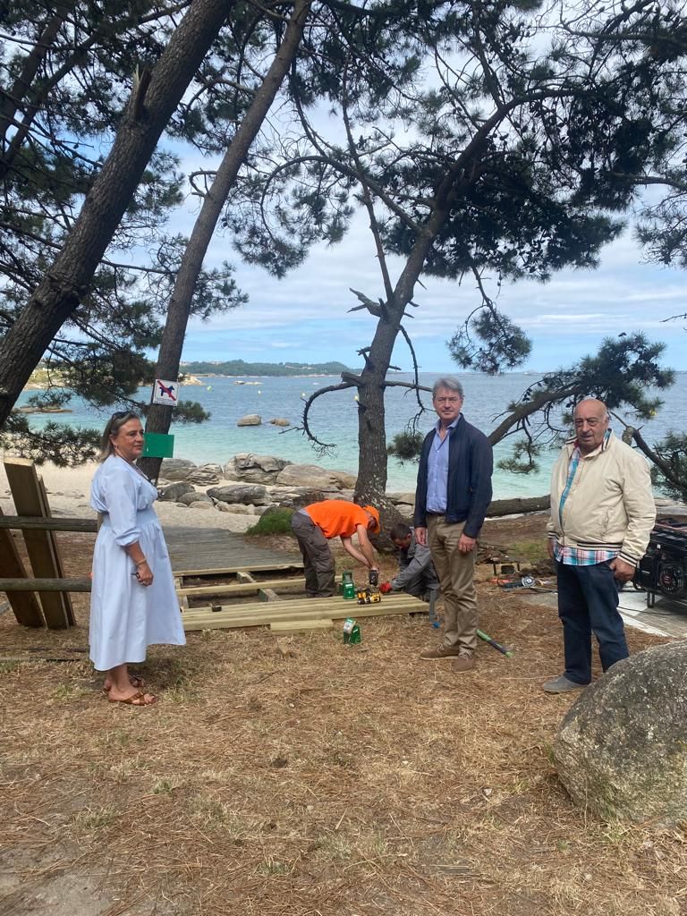 Ángeles Domínguez, José Cacabelos y Juan Otero, en la playa de As Pipas, ayer.