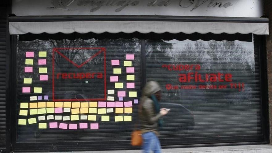 Los críticos del PSOE borran del escaparate de su sede las siglas del partido