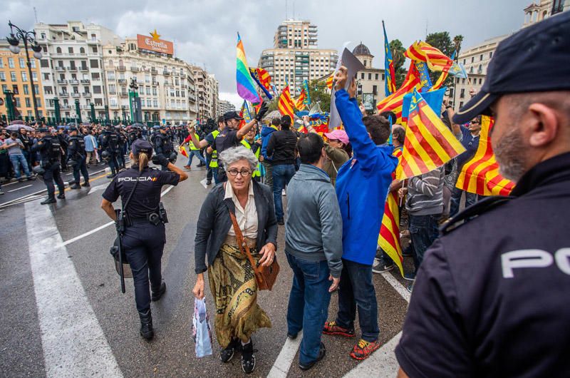 9 d'Octubre: Tensión en las manifestaciones en el centro de València