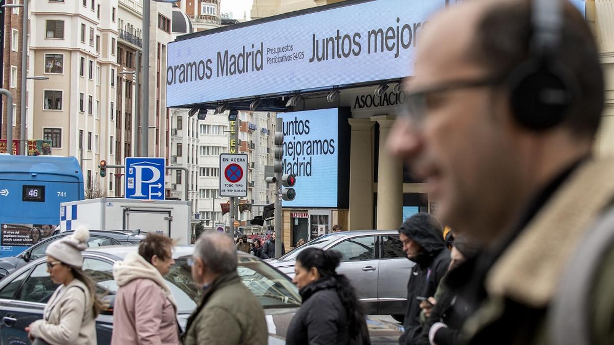 Cartel con el el eslogan 'Juntos mejoramos Madrid' de los presupuestos participativos del Ayuntamiento.