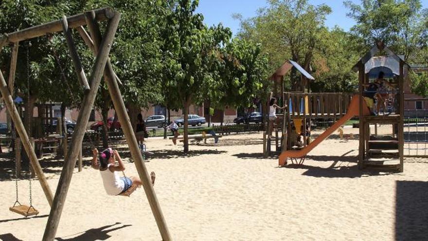 Unos niños juegan en un parque de la ciudad.