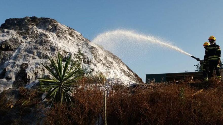 Los bomberos sofocan un incendio en la planta de compostaje de Dénia