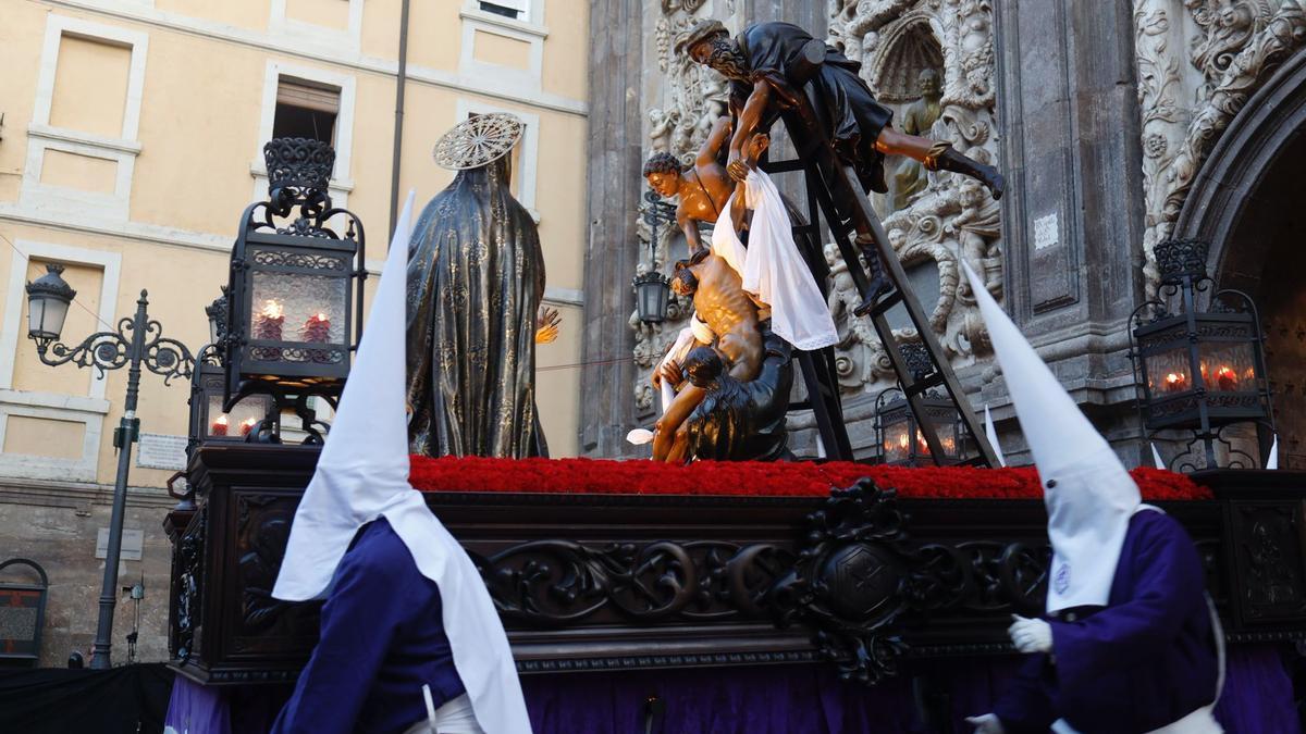 FOTOGALERÍA | Zaragoza se llena de capirotes y bombos en la procesión del Santo Entierro