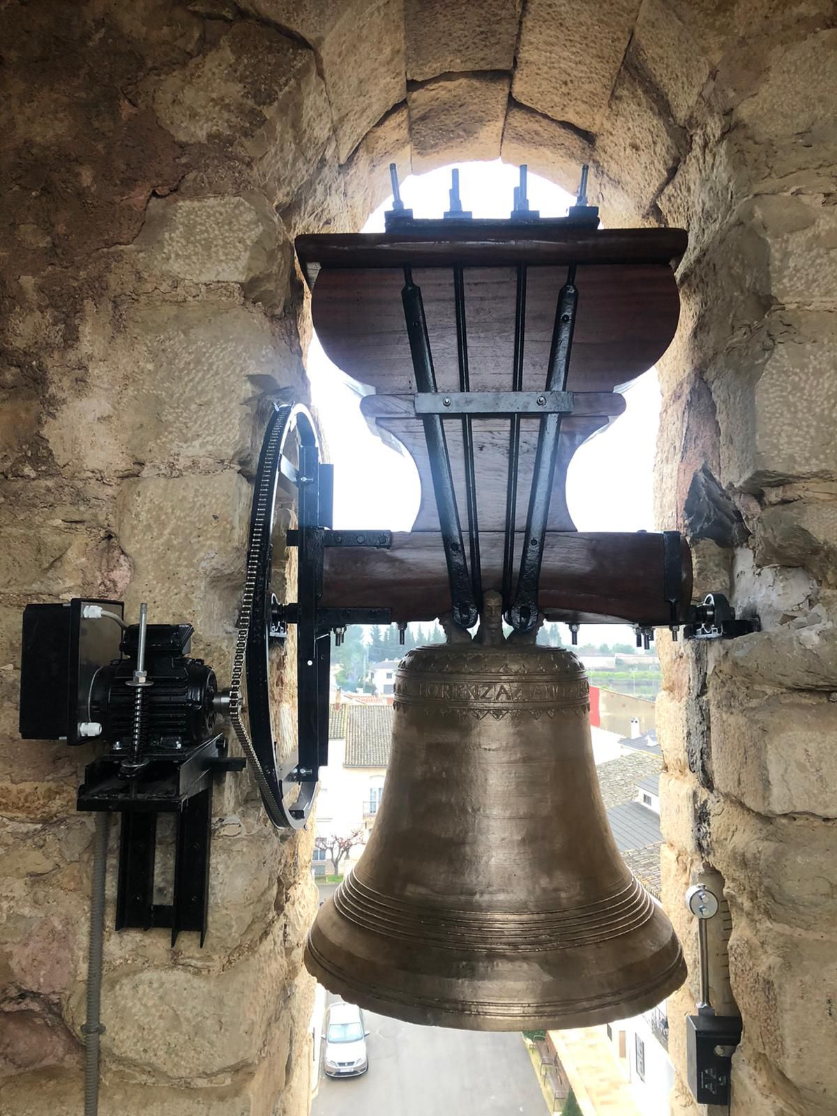 Hallan dos bolas de cañón escondidas en una campana de una parroquia valenciana