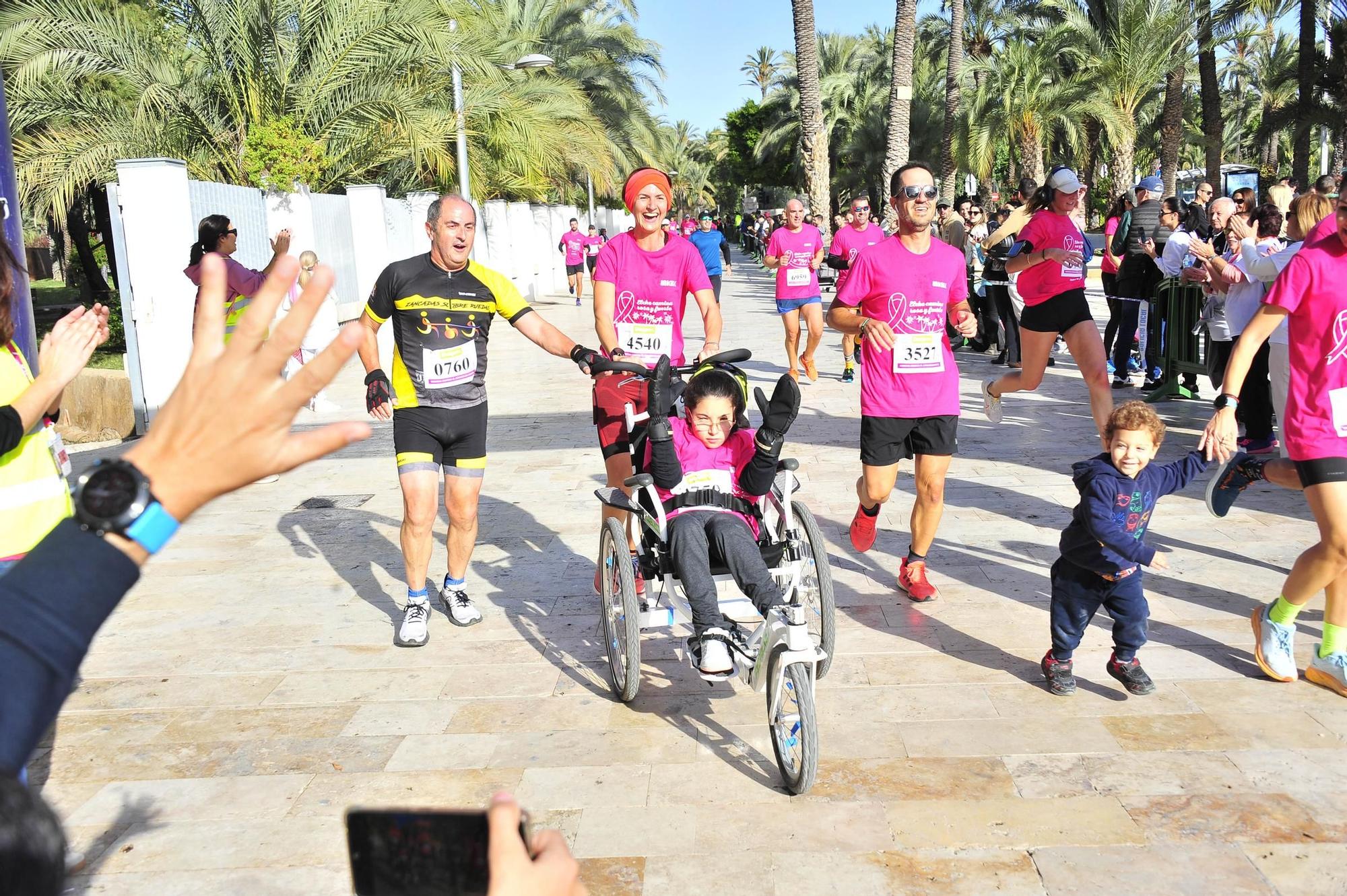 Una marea rosa imparable contra el cáncer de mama en Elche