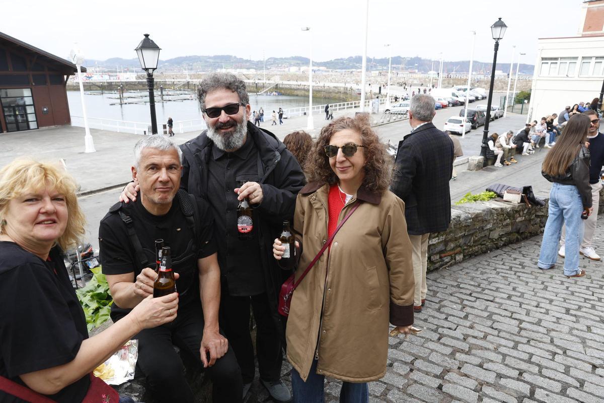 Semana Santa con "sabor a verano" en Gijón: en imágenes Semana Santa con "sabor a verano" en Gijón: en imágenes