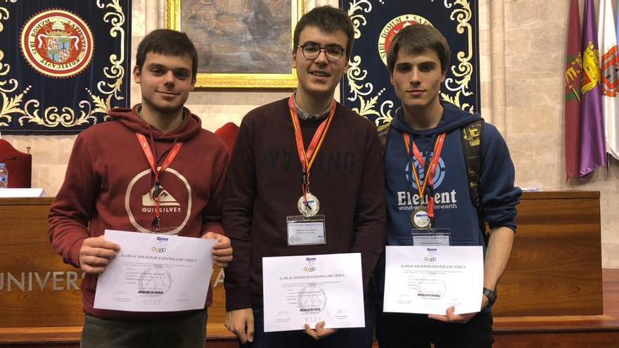 Los tres estudiantes asturianos, con sus diplomas.