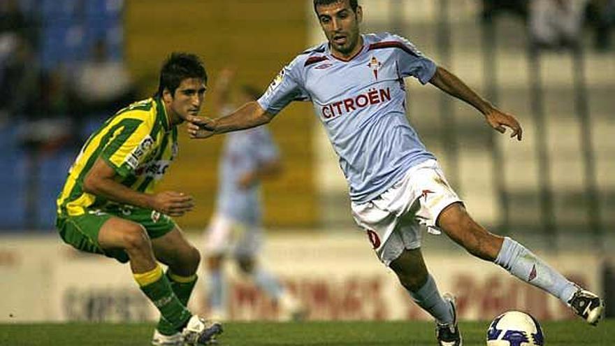 Trashorras controla el balón ante un defensor de la Real Sociedad en el partido de Copa disputado a principios de octubre en Balaídos.