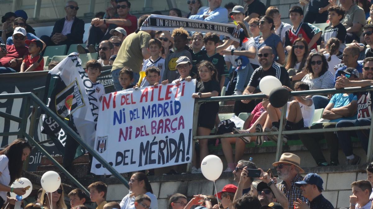 Jóvenes aficionados del Mérida en el partido ante la Cultural Leonesa.