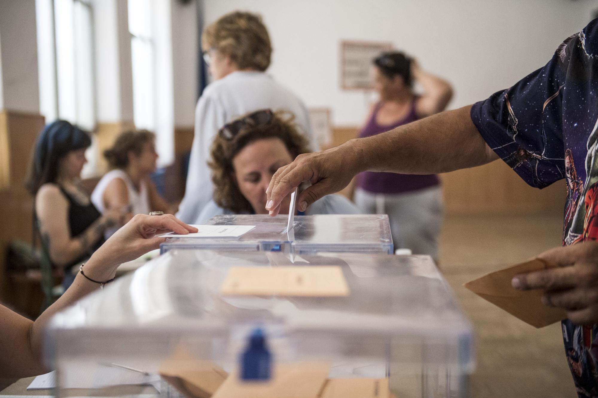 Fotogalería | Así se vive la jornada electoral en Extremadura y España