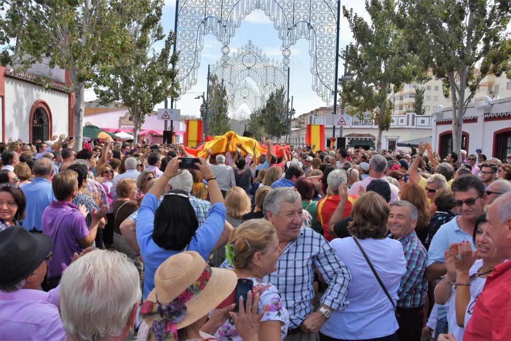 Numerosos vecinos participan en la iniciativa municipal, en la plaza Antonio José Galán, con motivo del Día de la Hispanidad