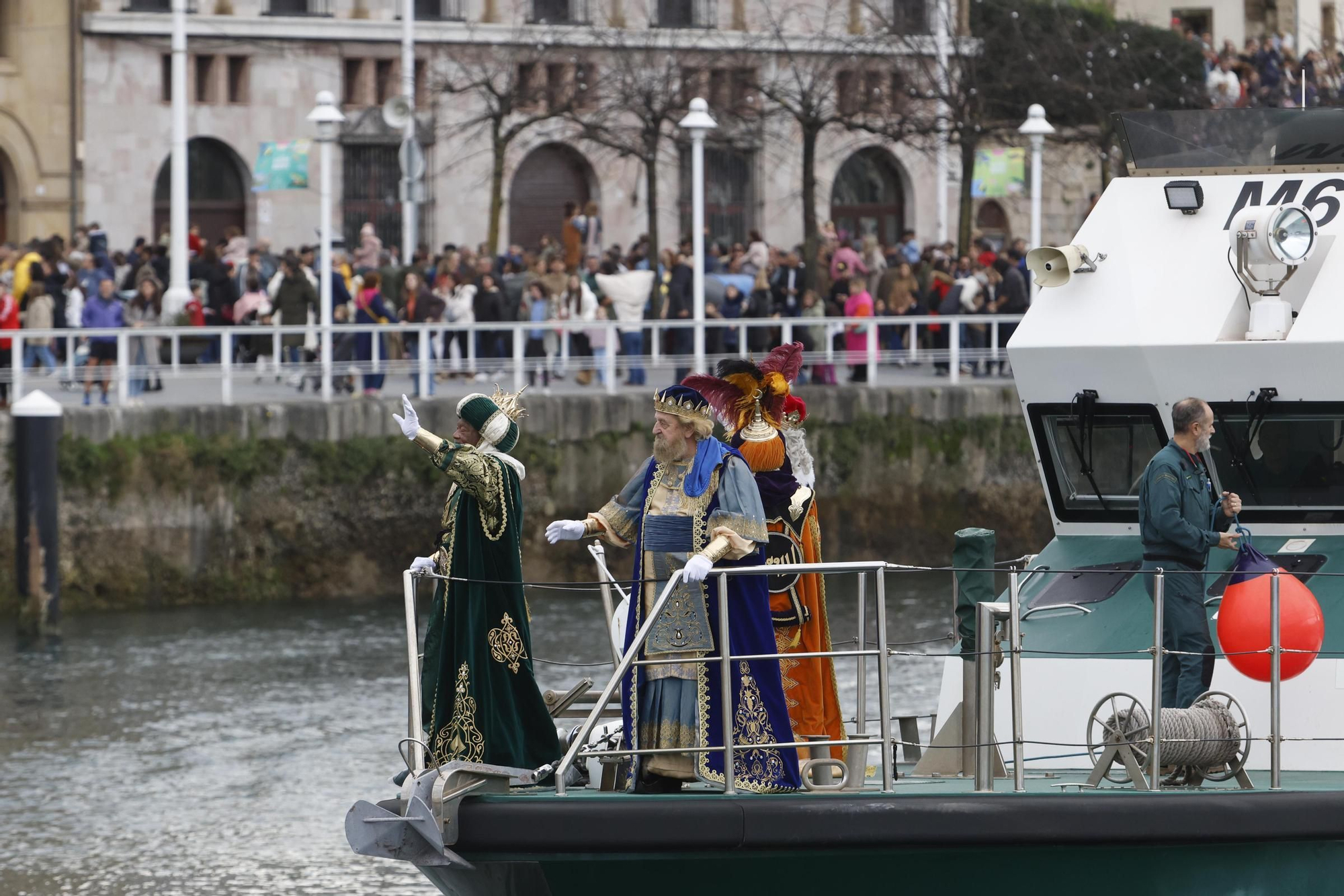 En imágenes: Los Reyes Magos desembarcan en Gijón