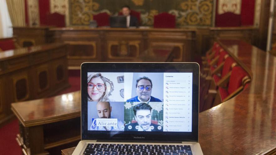 El primer pleno por vía telemática de Alicante se celebró con los concejales en casa, salvo el alcalde, Luis Barcala, que ocupó su sillón habitual.