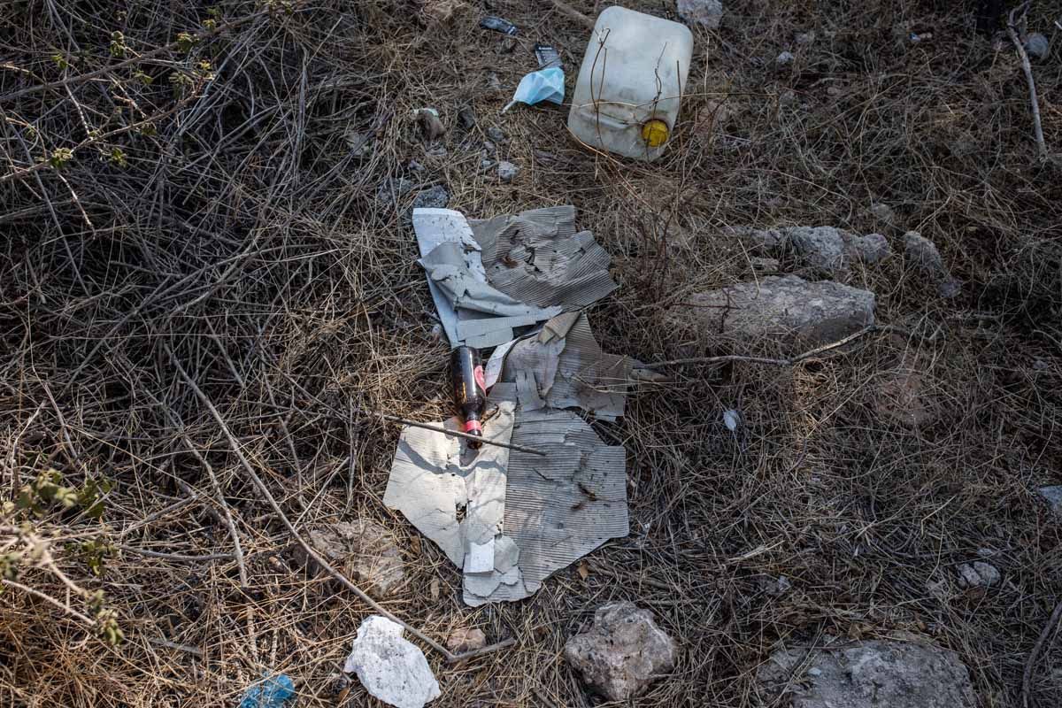 Basura pegada al Patrimonio de Ibiza