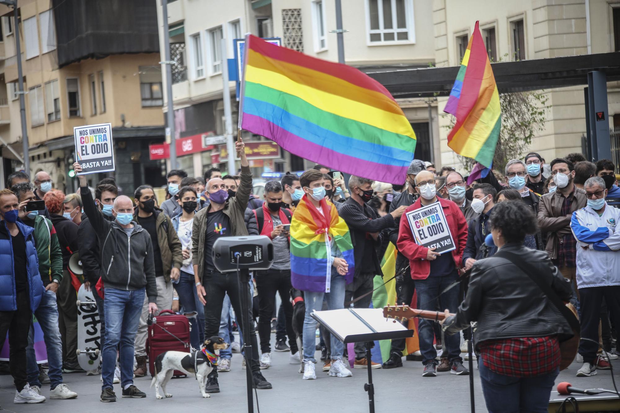 Concentración en contra de la agresión homófoba en el monte Tossal de Alicante