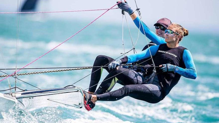 Patricia Suárez y Nicole Van der Velden, durante una de las mangas en aguas de Auckland. // Sailing Energy