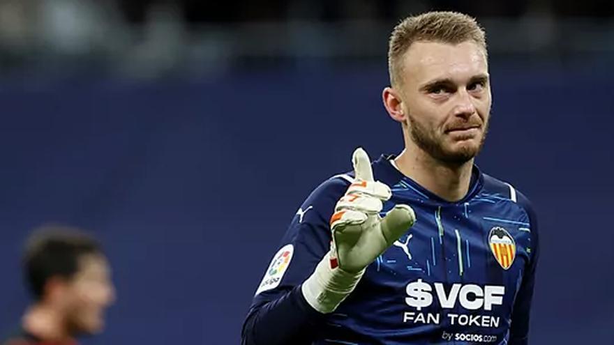 ¿Por qué se retrasa la salida de Cillessen del Valencia CF?