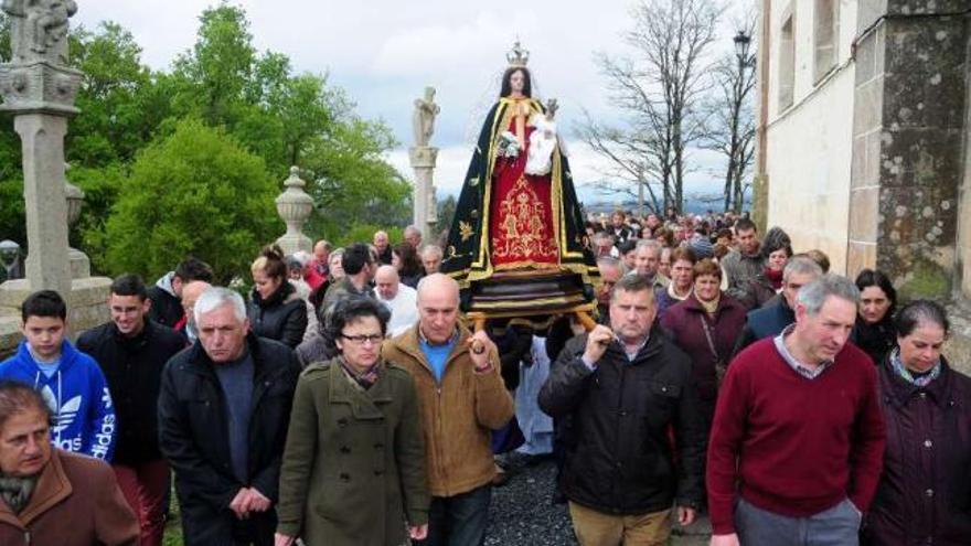 Numerosos fieles de la comarca arroparon la procesión con la imagen de la Virgen.  // Bernabé/Javier Lalín