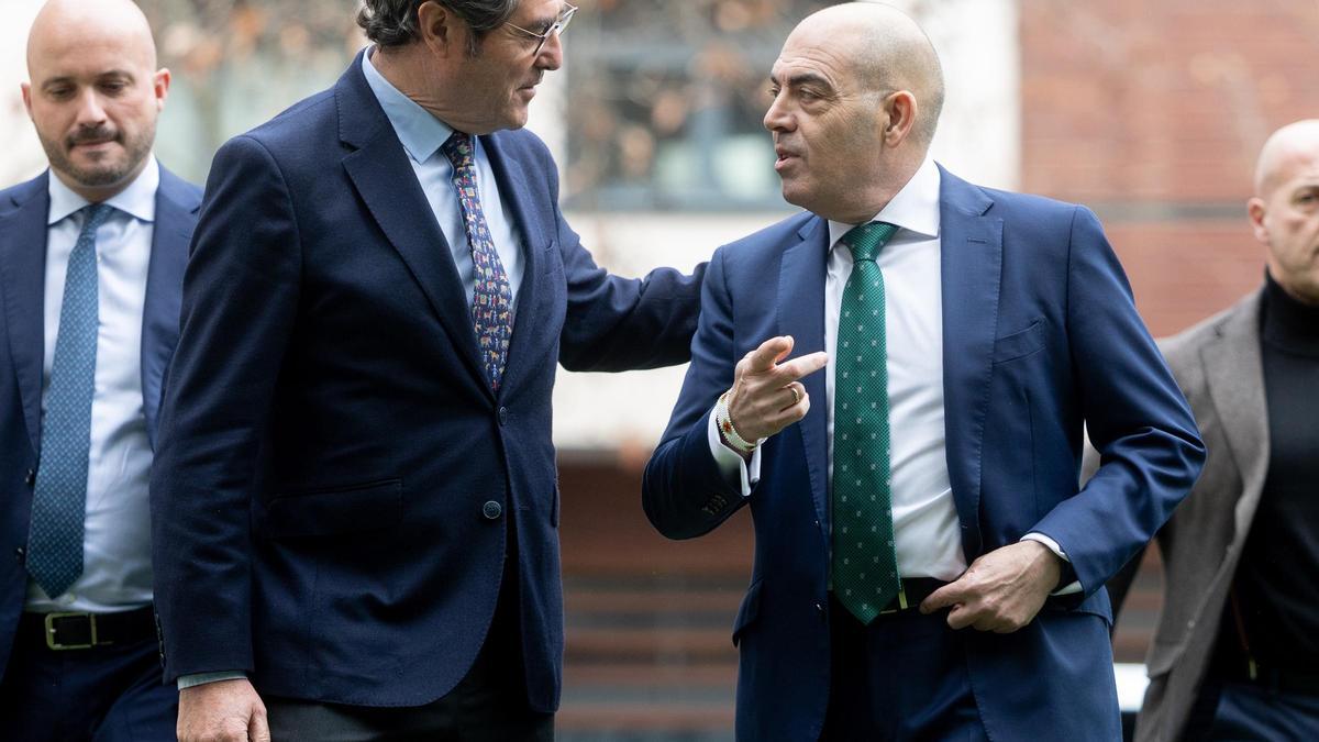 (I-D) El presidente de la CEOE, Antonio Garamendi, y el presidente de ATA, Lorenzo Amor, en una imagen de archivo