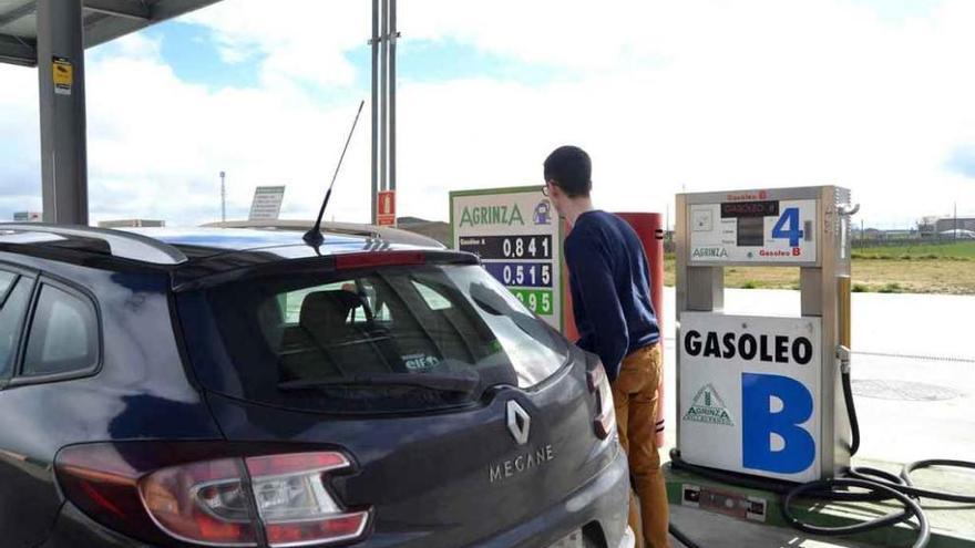 Un conductor rellena el depósito de su vehículo en la gasolinera de Agrinza en Villalpando.
