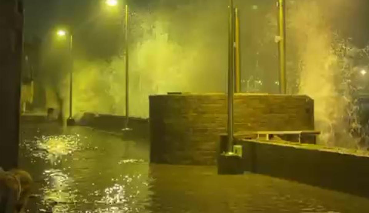 El fuerte oleaje inunda el barrio de San Cristóbal de Las Palmas de Gran Canaria.