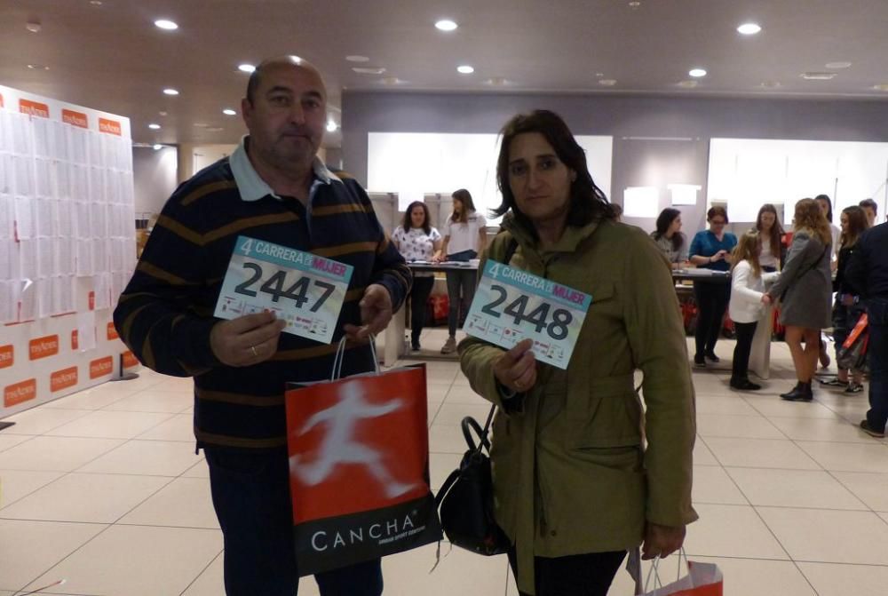 Recogida de dorsales en el Thader para la IV Carrera de la Mujer (Tarde)