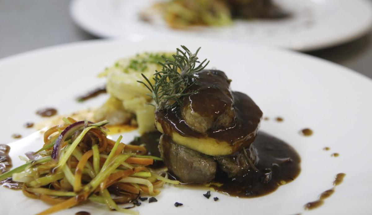 Rinderfilet mit karamellisierter Apfelscheibe und gebratener Entenleber.  | F.: NELE BENDGENS