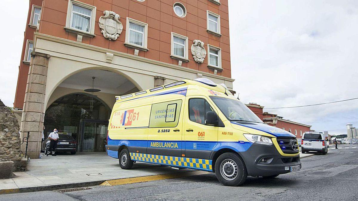 Una ambulancia sale del Finisterre para trasladar al jugador hospitalizado el viernes.