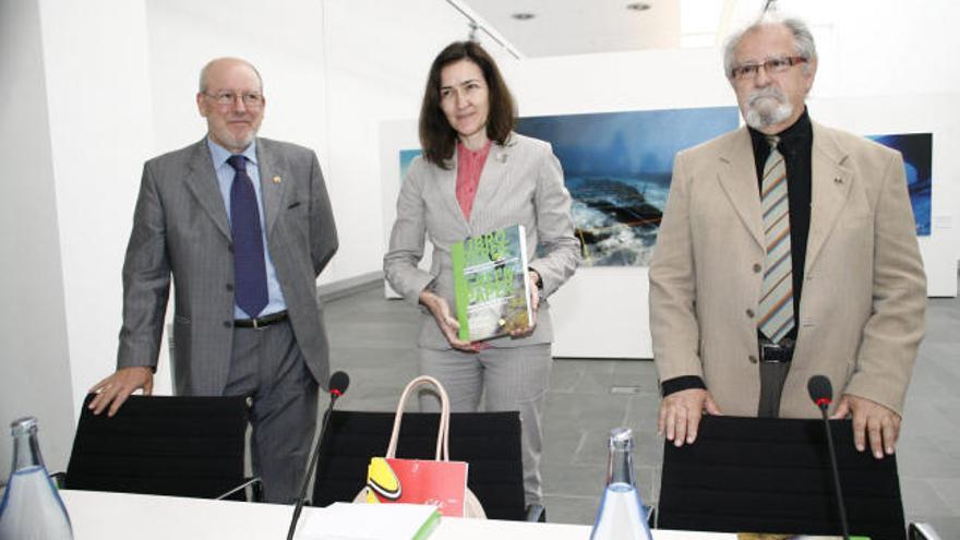 La ministra de Cultura con el Libro Verde, ayer en la muestra fotográfica de patrimonio sumergido en el Museo Arqua