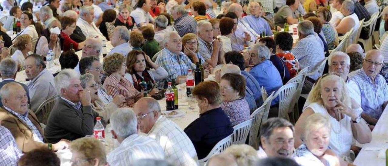 Asistentes a la última edición de la Festa das Persoas Maiores e Emigrantes de Lalín. // Bernabé/Javier Lalín