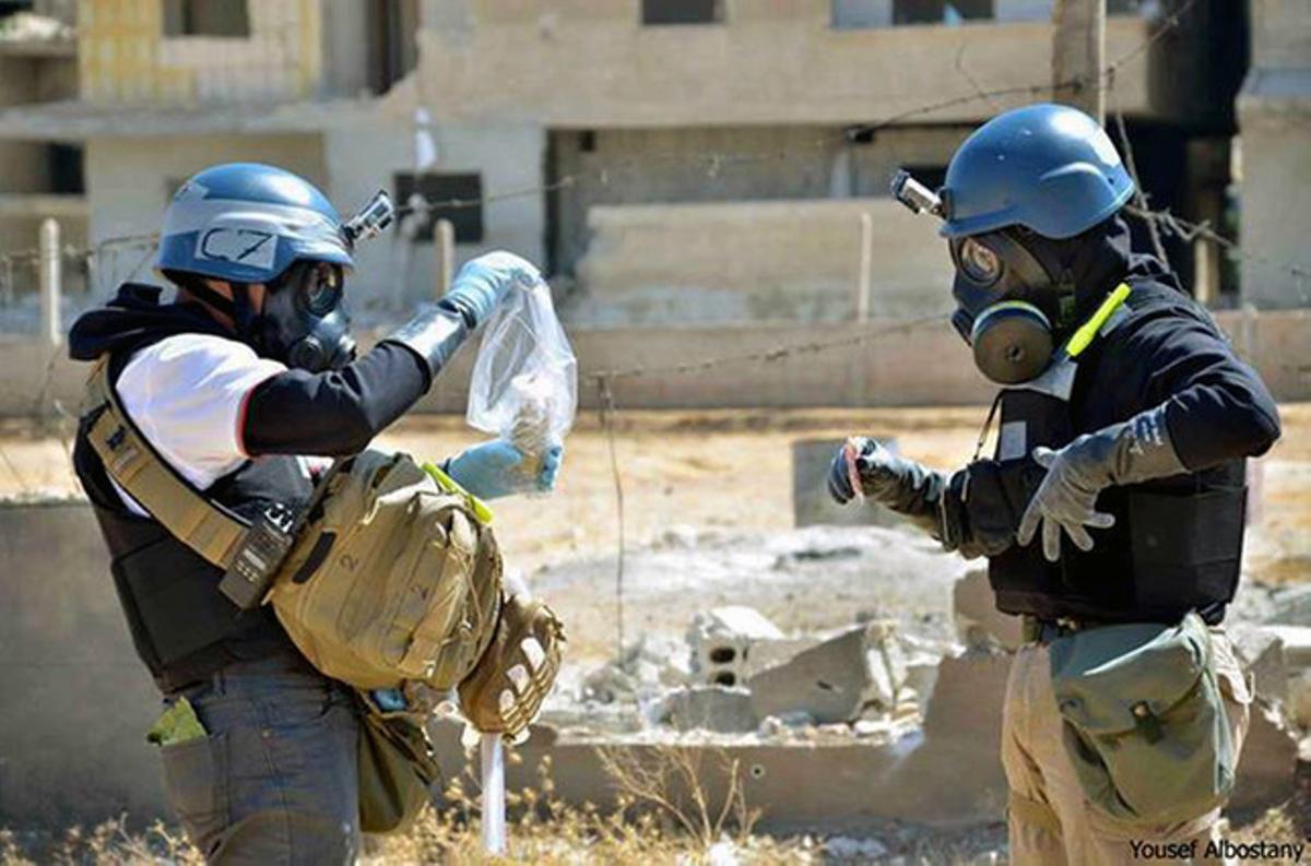 Membres de l’ONU inspeccionen la zona de l’atac químic a Damasc, el 28 d’agost. Membres de l’ONU inspeccionen la zona de l’atac químic a Damasc, el 28 d’agost.