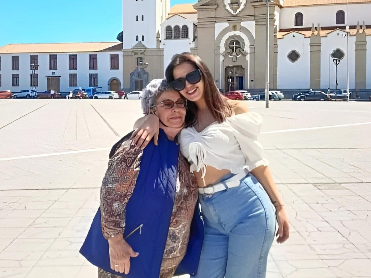 María del Carmen Navarro, vecina de Santa Cruz de Tenerife, junto a su nieta, Noelia Marrero, durante una visita al municipio de Candelaria.