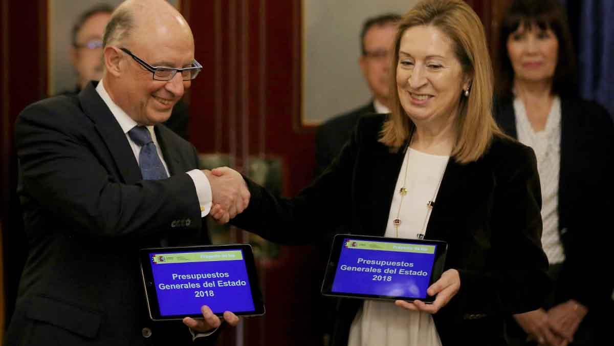 Montoro entrega a Ana Pastor el proyecto del Gobierno para 2018.