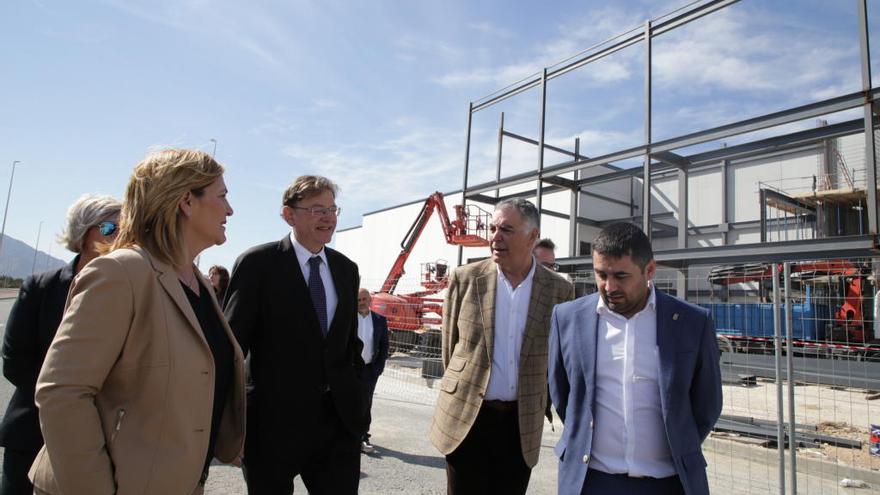 Puig durante su visita a una empresa en San Isidro afectada por la DANA