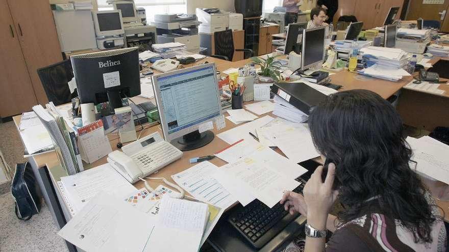 Personal de la Xunta durante su jornada laboral en las instalaciones de San Caetano.