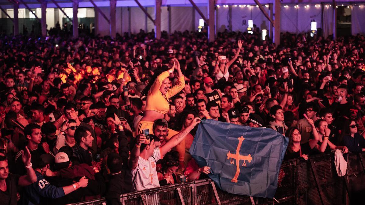 Asistentes al festival en la jornada del viernes por la noche