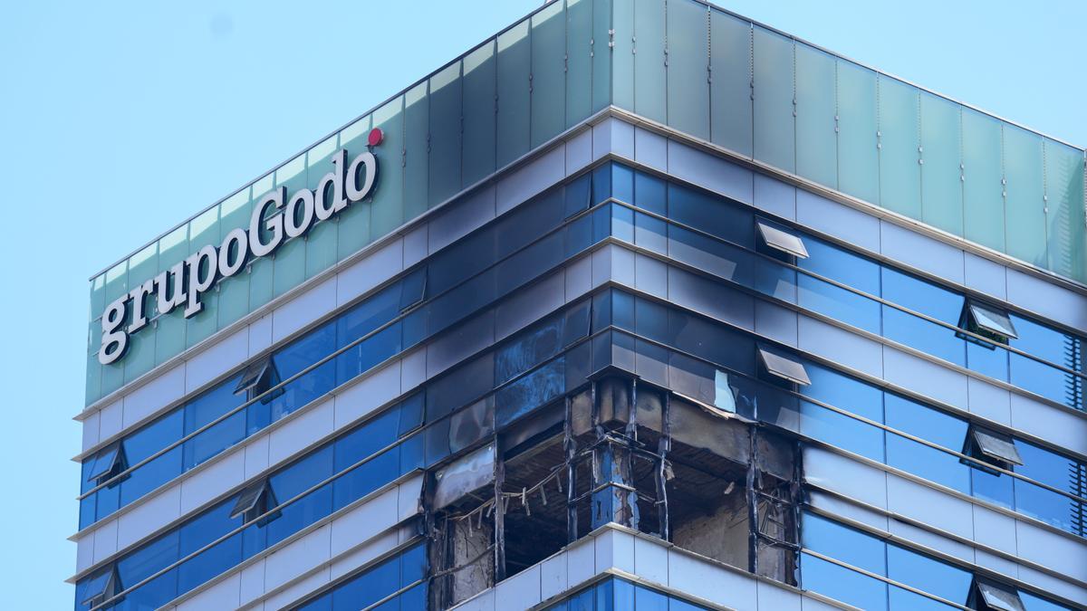 Parte de los trabajadores de la Torre Godó de Barcelona incendiada ya han podido acceder al inmueble