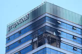 Parte de los trabajadores de la Torre Godó de Barcelona incendiada ya han podido acceder al inmueble