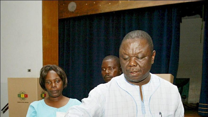 Foto de archivo tomada el 29 de marzo del 2008 del líder del opositor Movimiento para el Cambio Democrático, Morgan Tsvangirai, mientras deposita su voto en las elecciones presidenciales en Harare (Zimbabue).