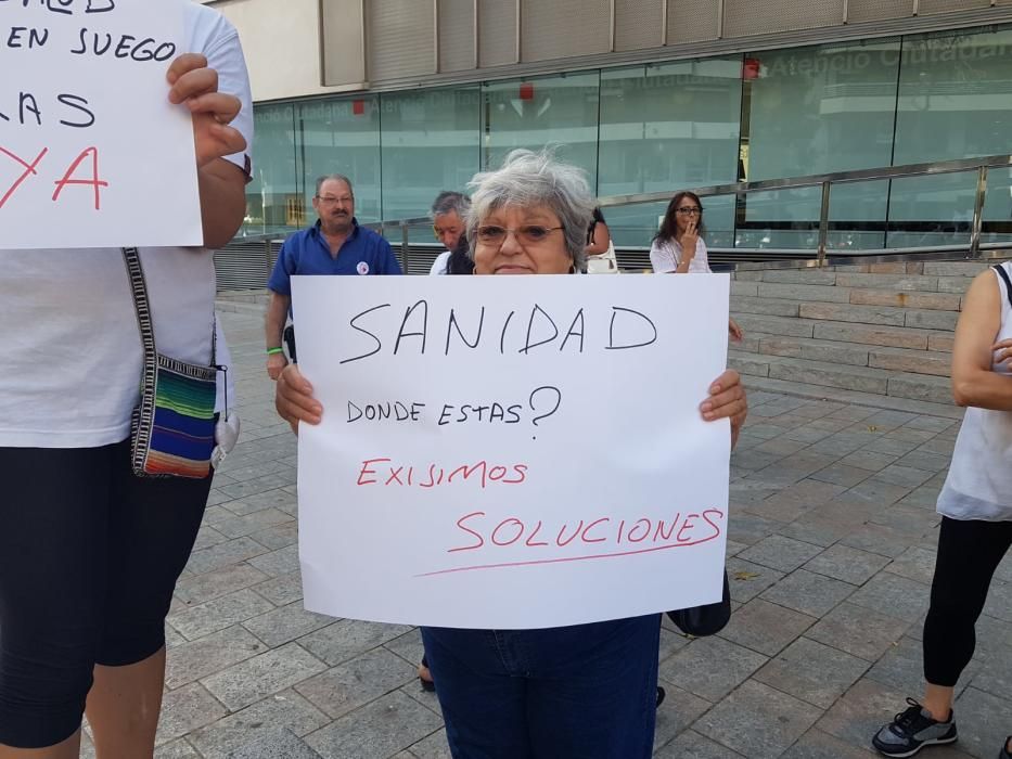 Protesta dels pacients d'iDental davant la Generalitat a Girona