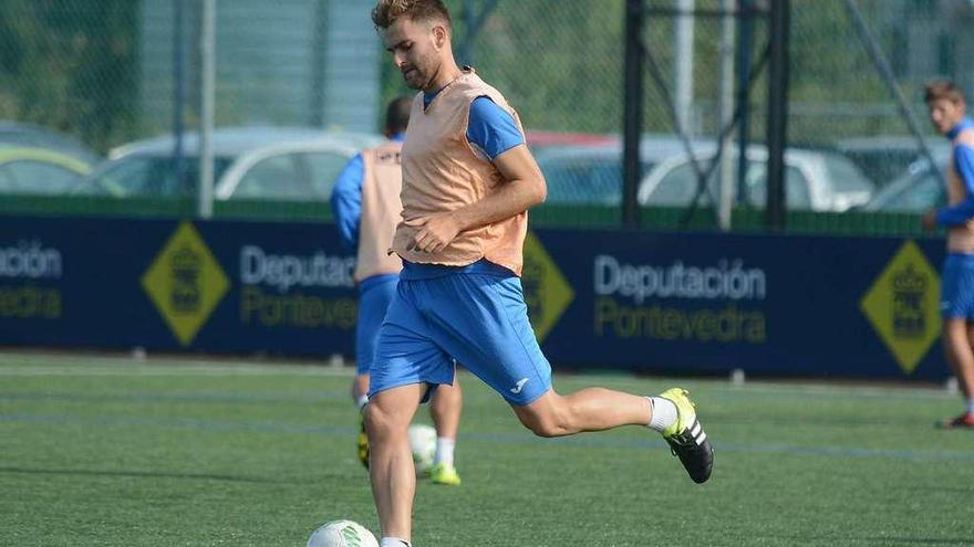 Álex González conduce el balón en un entrenamiento en Príncipe Felipe. // Rafa Vázquez