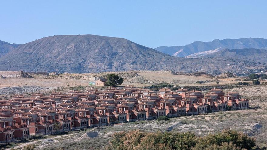 Casas abandonadas y a mitad de construir en  el ‘Chernóbil urbanístico’ de Fortuna Hill